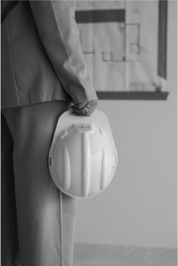 Persona sosteniendo un casco de obra